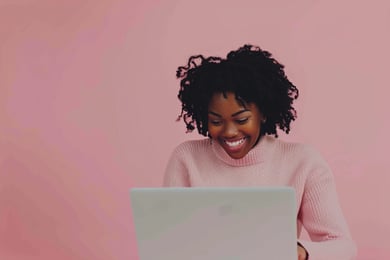 mulher feliz e usando notebook