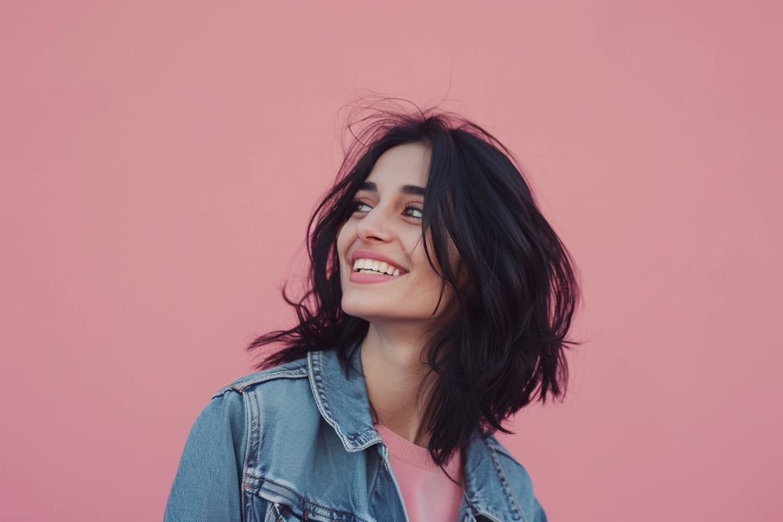 menina no fundo rosa sorrindo