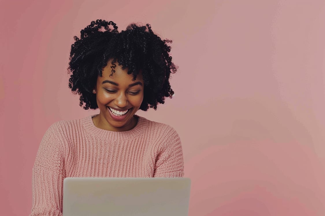 mulher sorrindo e com notebook