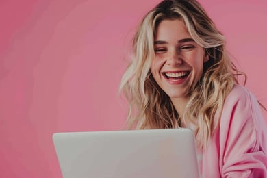 menina feliz usando notebook