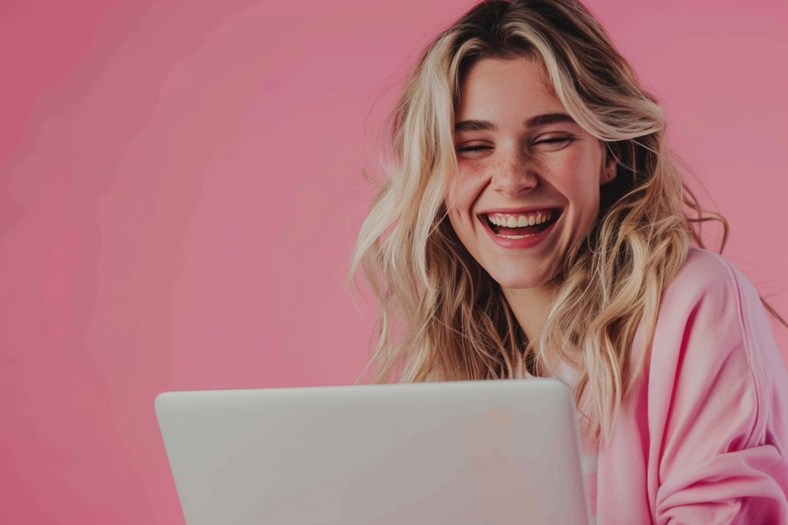 jovem feliz de rosa