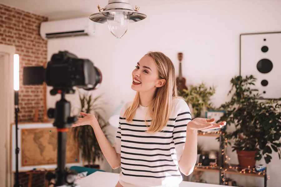 mulher com braço pra cima e filmando