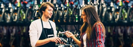 mulher pagando uma compra em uma pequena empresa