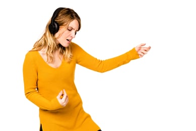 mulher feliz ouvindo música