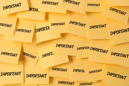 palavra importante escrito em post it 