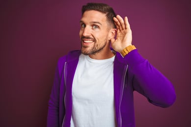 Homem com mão no ouvindo oferecendo escutar