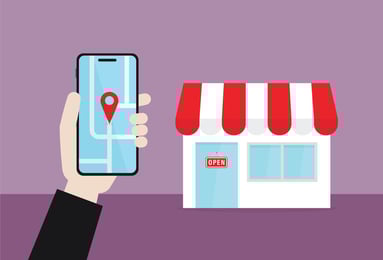 pessoa segura o celular para encontrar loja