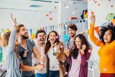 pessoas em escritório comemorando
