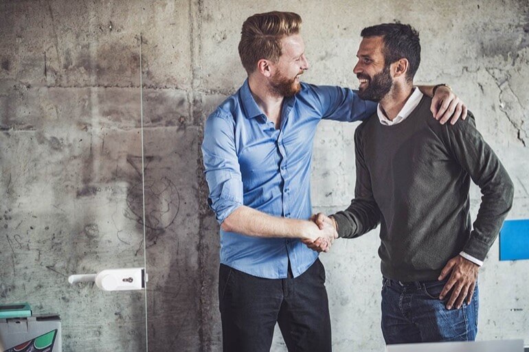 pessoas felizes em uma agência de marketing digital