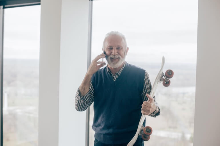 seu chefe com skate na sala do escritório 